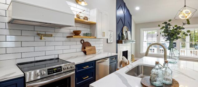 Cuisine moderne blanche et bleue avec îlot central