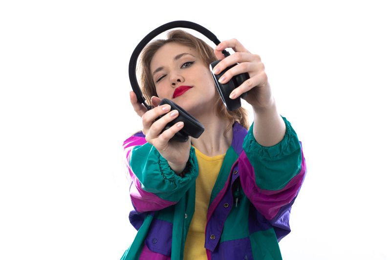 une fille avec casque gamer