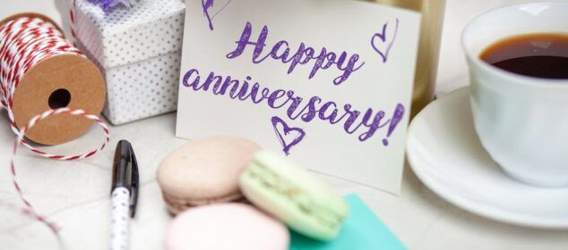 Carte Happy anniversary avec macarons et thé