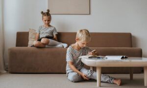 Cartables et tendances : lesquels adopter absolument ? Deux enfants lisant et écrivant au salon