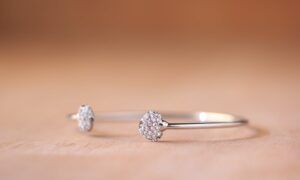 Accessoires incontournables pour des looks automnaux stylés Bracelet argent avec deux embouts sertis de cristaux