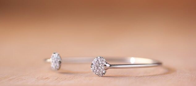 Bracelet argent avec deux embouts sertis de cristaux