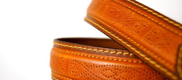 Ceinture en cuir marron avec coutures apparentes