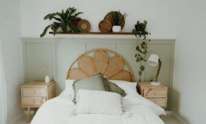 Éclairer une chambre efficacement : Conseils et inspirations Chambre cosy avec tête de lit en rotin