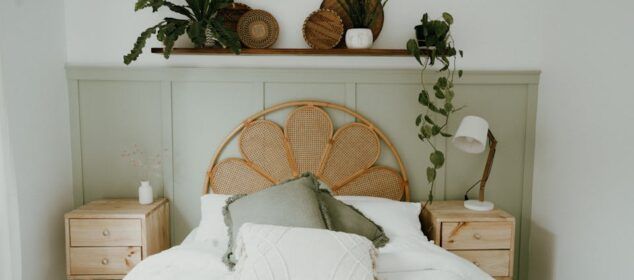 Chambre cosy avec tête de lit en rotin