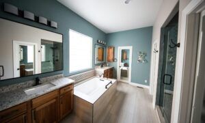 Comment conserver sa maison propre avec des enfants en bas âge ? Salle de bain moderne avec baignoire et douche vitrée