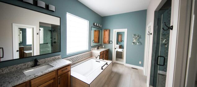 Salle de bain moderne avec baignoire et douche vitrée